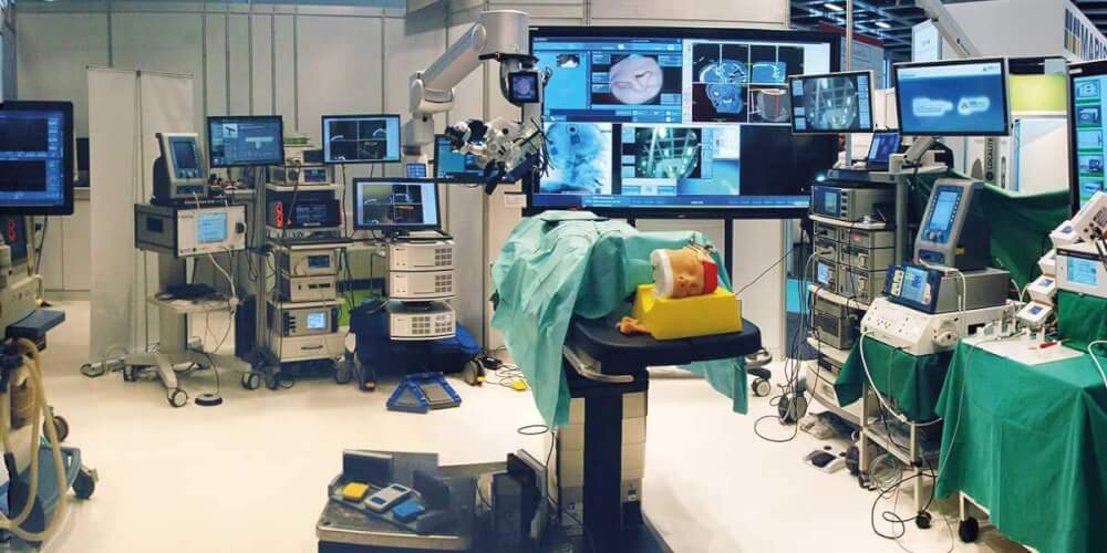 Standard OR with monitoring displays, surgical tables and surgical devices
