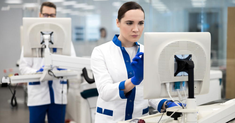 pathology lab where a pathologist is using software for sample documentation