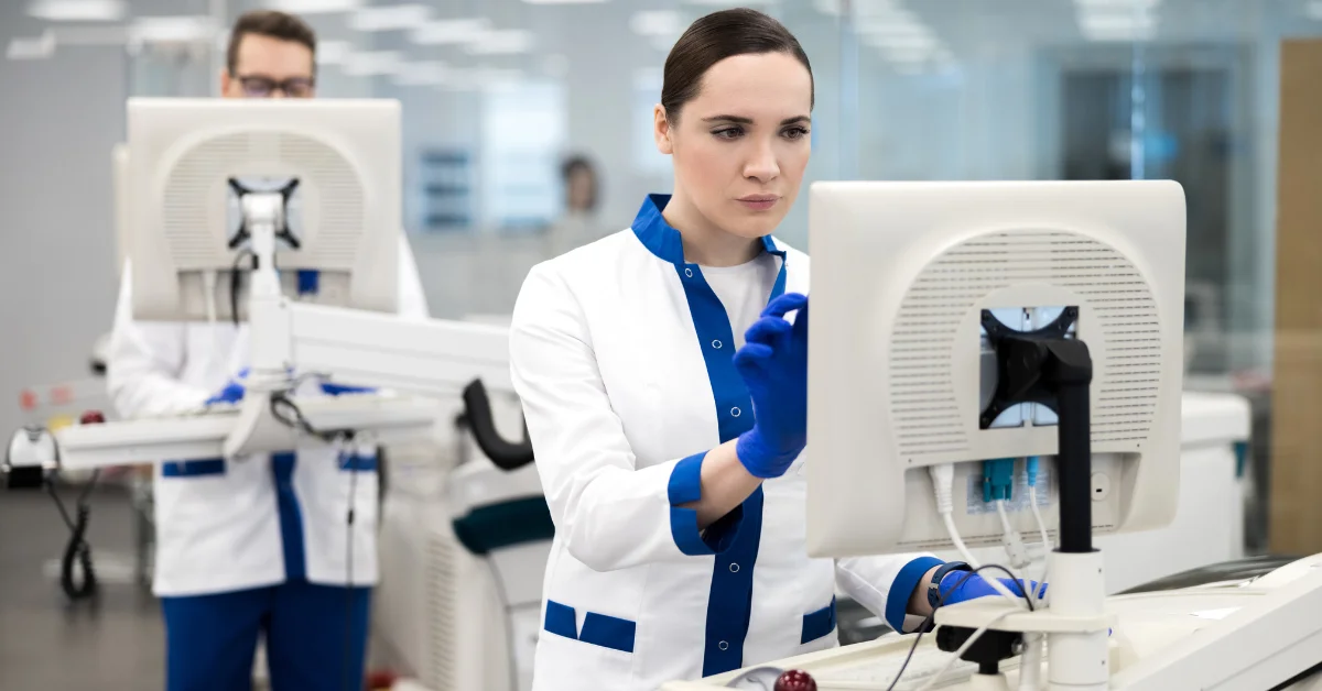 pathology lab where a pathologist is using software for sample documentation